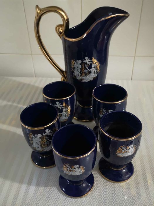 serviço de mesa elegante em cerâmica azul-marinho com detalhes dourad