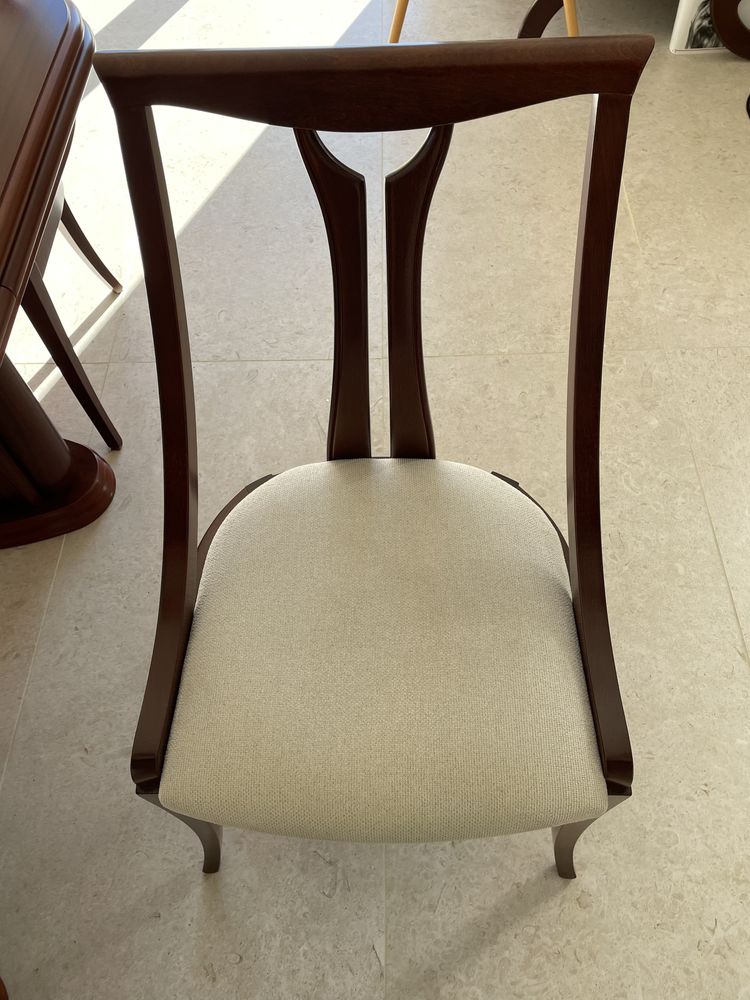 Mesa com 4 cadeiras em excelente estado.