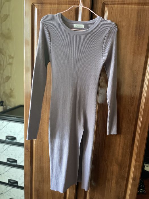 Жіноча сукня з розрізом