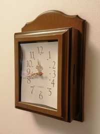 Relógio de parede com chaveiro no interior