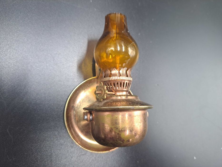 Lampa naftowa ścienna kaganek Castel Brand Hong Kong no 103