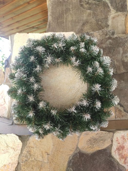 Віночок новорічний з білими кінчиками д-р 50 см