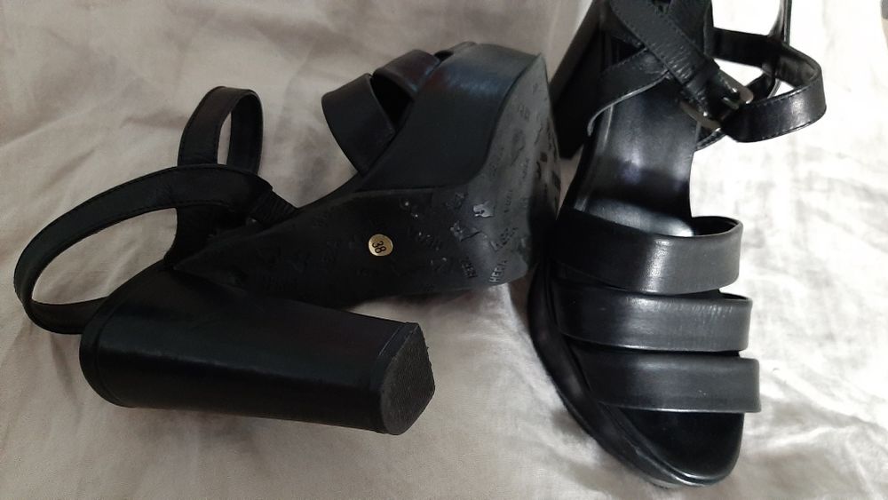 Sandálias pretas da Hera