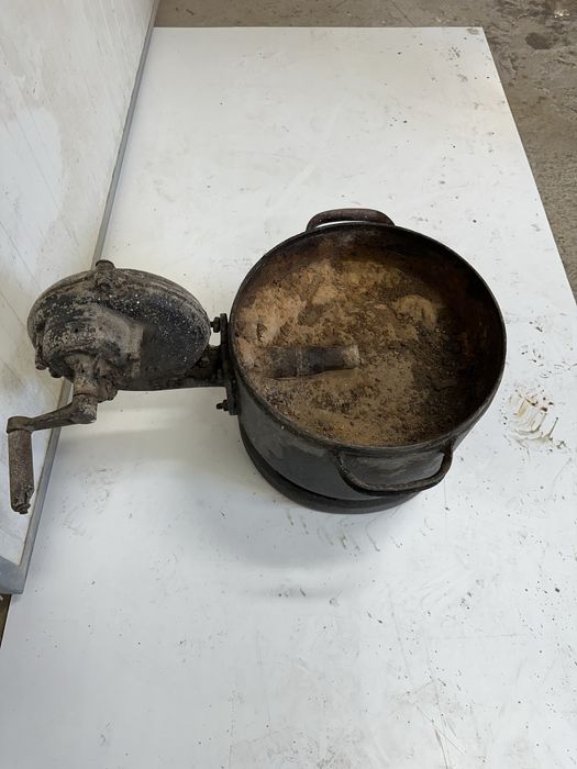 Forga manual com carvão