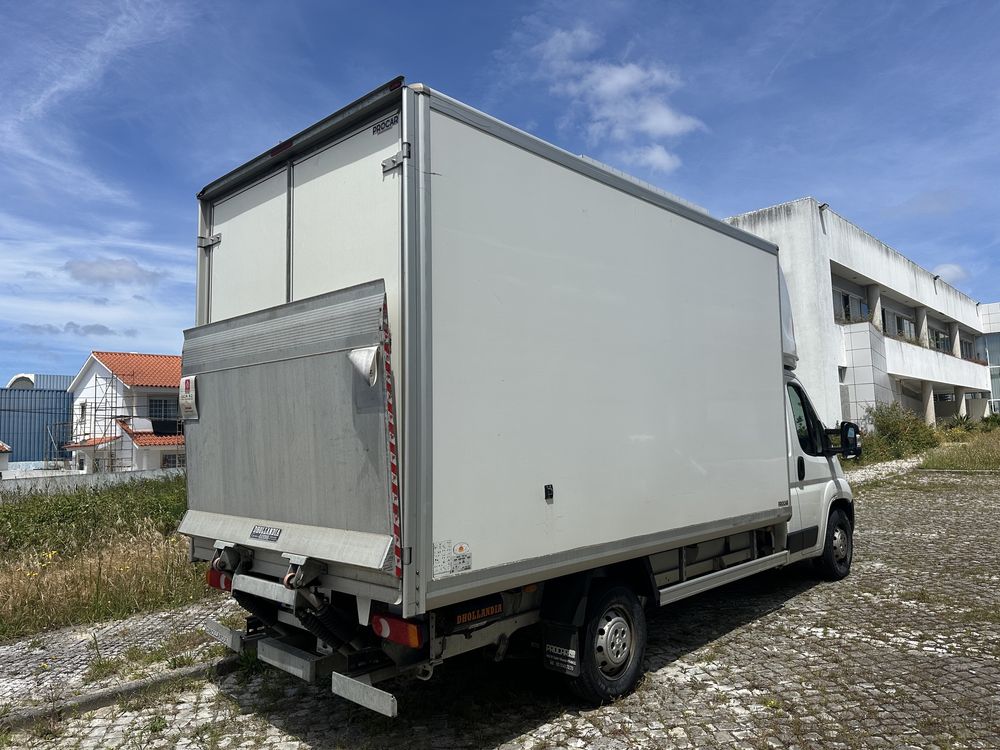 Peugeot Boxer com elevatoria traseira