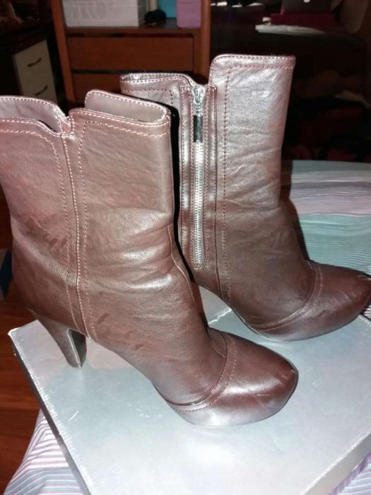 Botas castanhas com salto