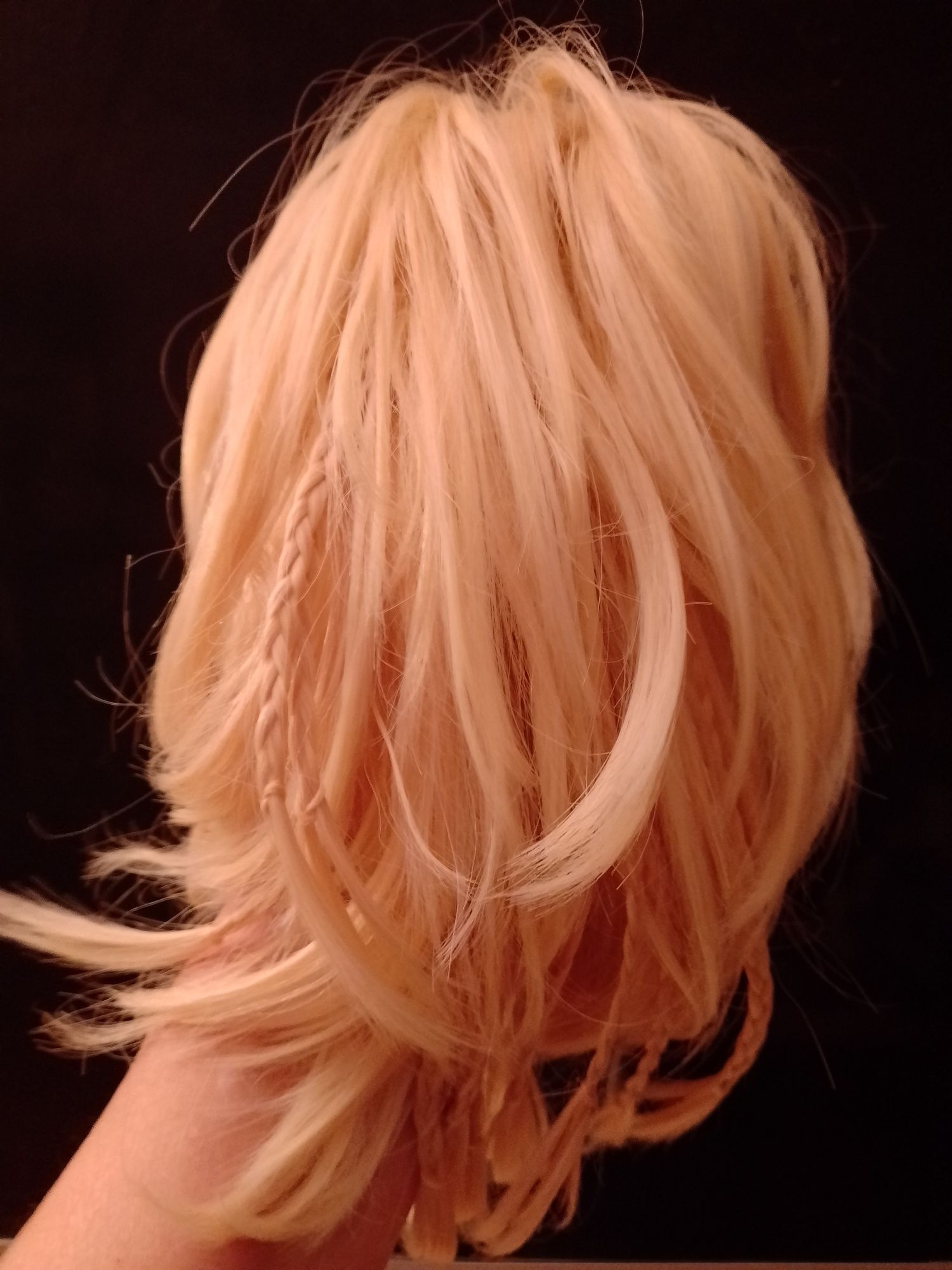 Treska na klamrze, jasny blond.