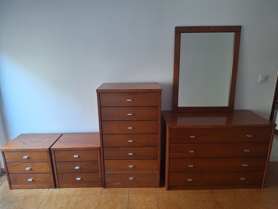 Mobília de quarto em madeira