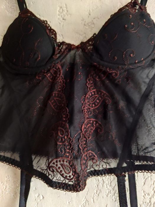 Haftowany top gorsetowy z paskami do pończoch na regulowane ramiączka