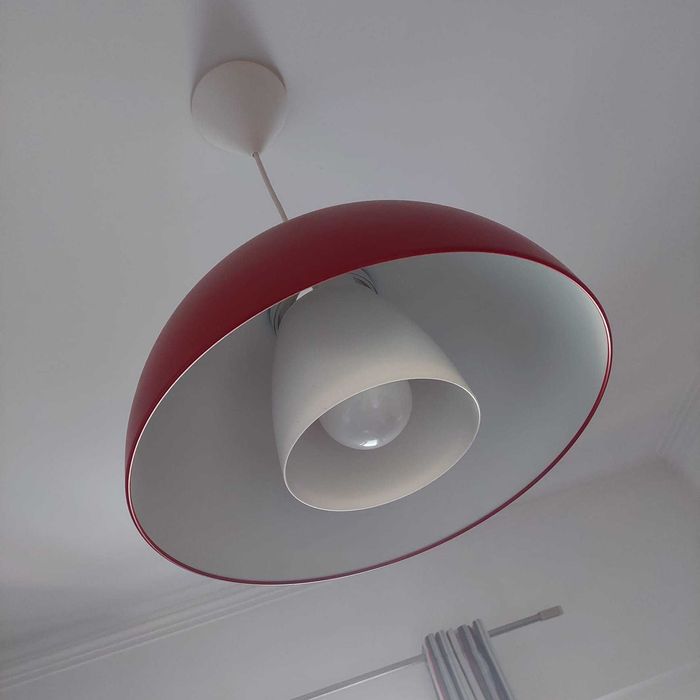 Candeeiro de teto vermelho