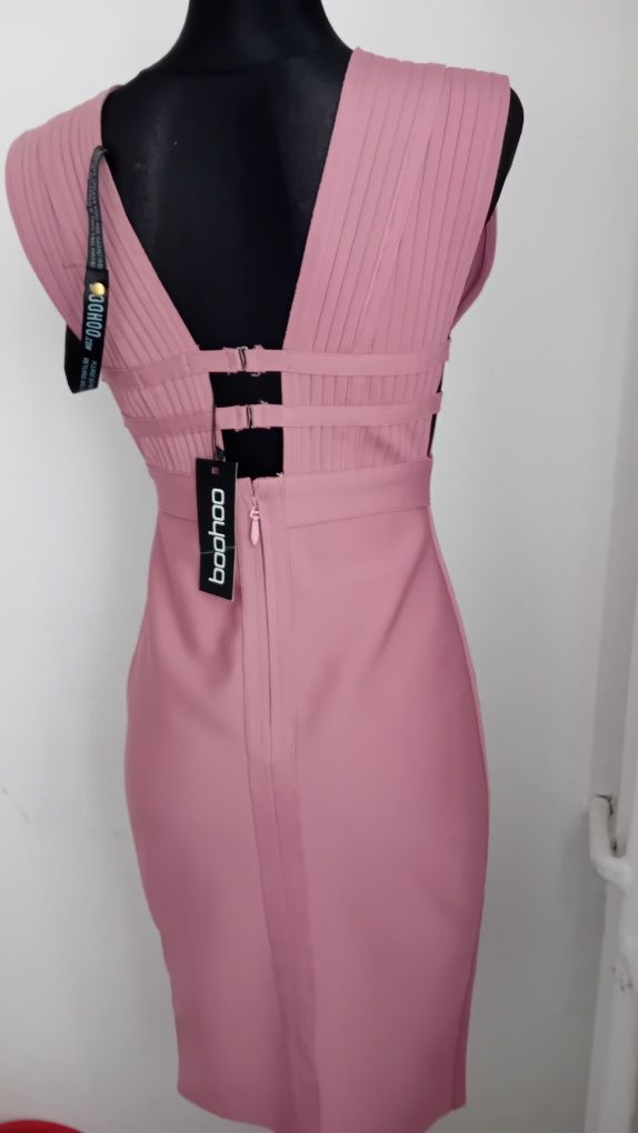 Elegancka nowa sukienka z firmy boohoo ściągająca tzw. bandażowa