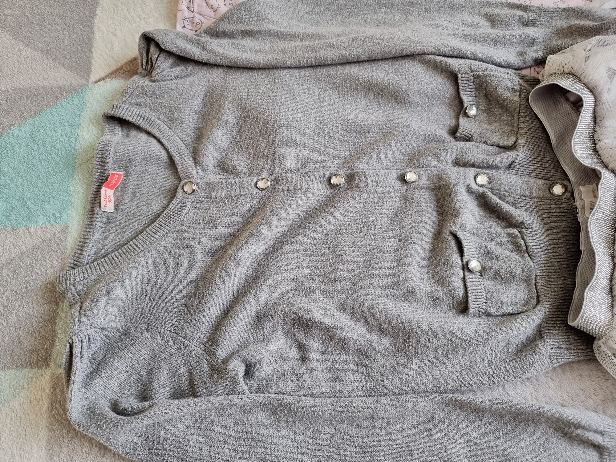 Rozmiar 122-128 komplet dla dziewczynki: sweter, bluzka, spódniczka