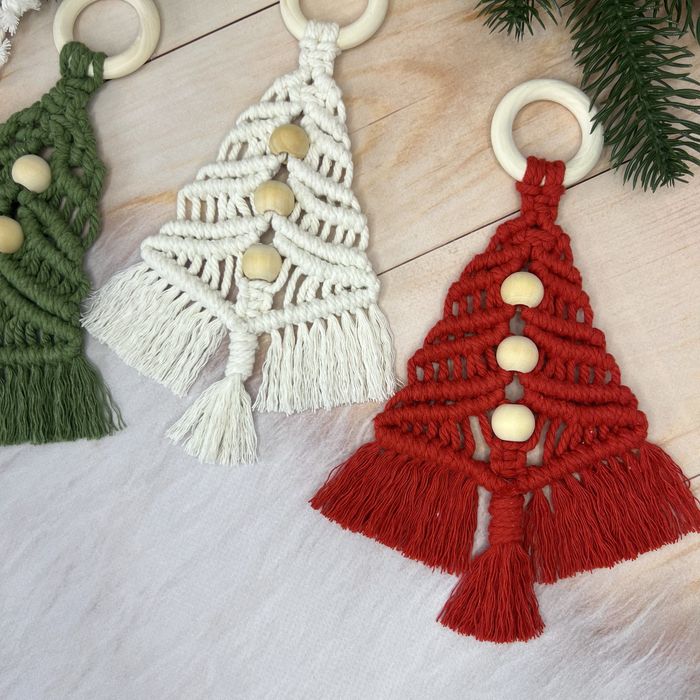 Новорічна ялинка з макраме