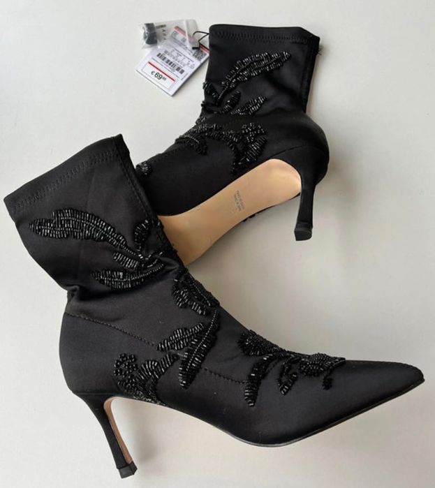 ZARA Satynowe botki na obcasie z ozdobnym haftem i koralikami