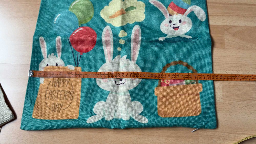 Zestaw czterech ozdobnych wielkanocnych poszewek 45x45