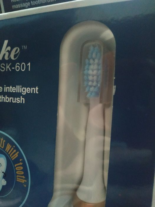 бiла електрична зубна щітка з 4 насадками