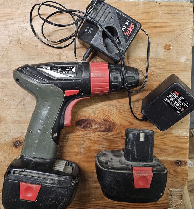 Wkrętarka Skil dwie baterie, zasilacz