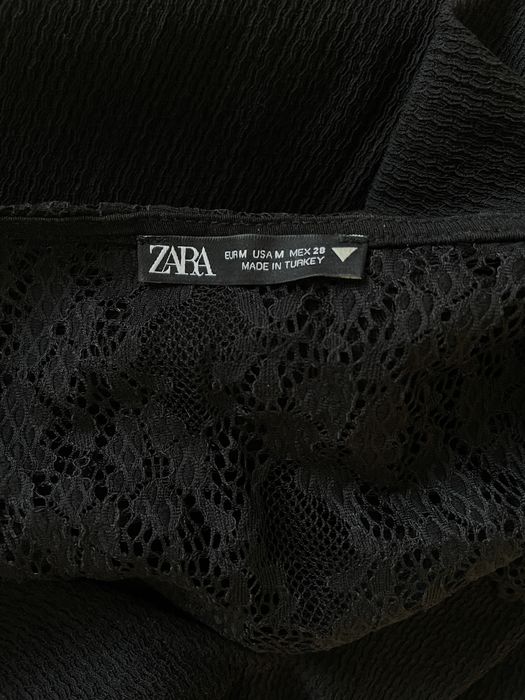 Zara M czarna sukienka z głębokim dekoltem i koronką