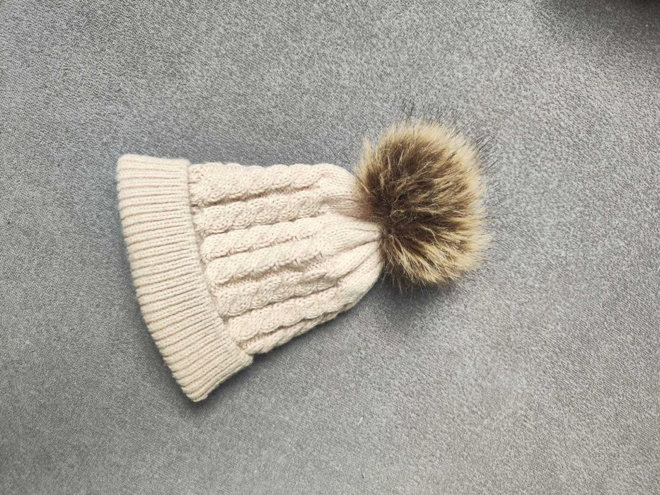 Ciepła zimowa czapka beżowa beż z dużym pomponem  dziecięca