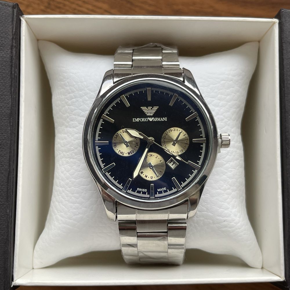 Стильнй чоловічий годинник Armani сріблястого кольору