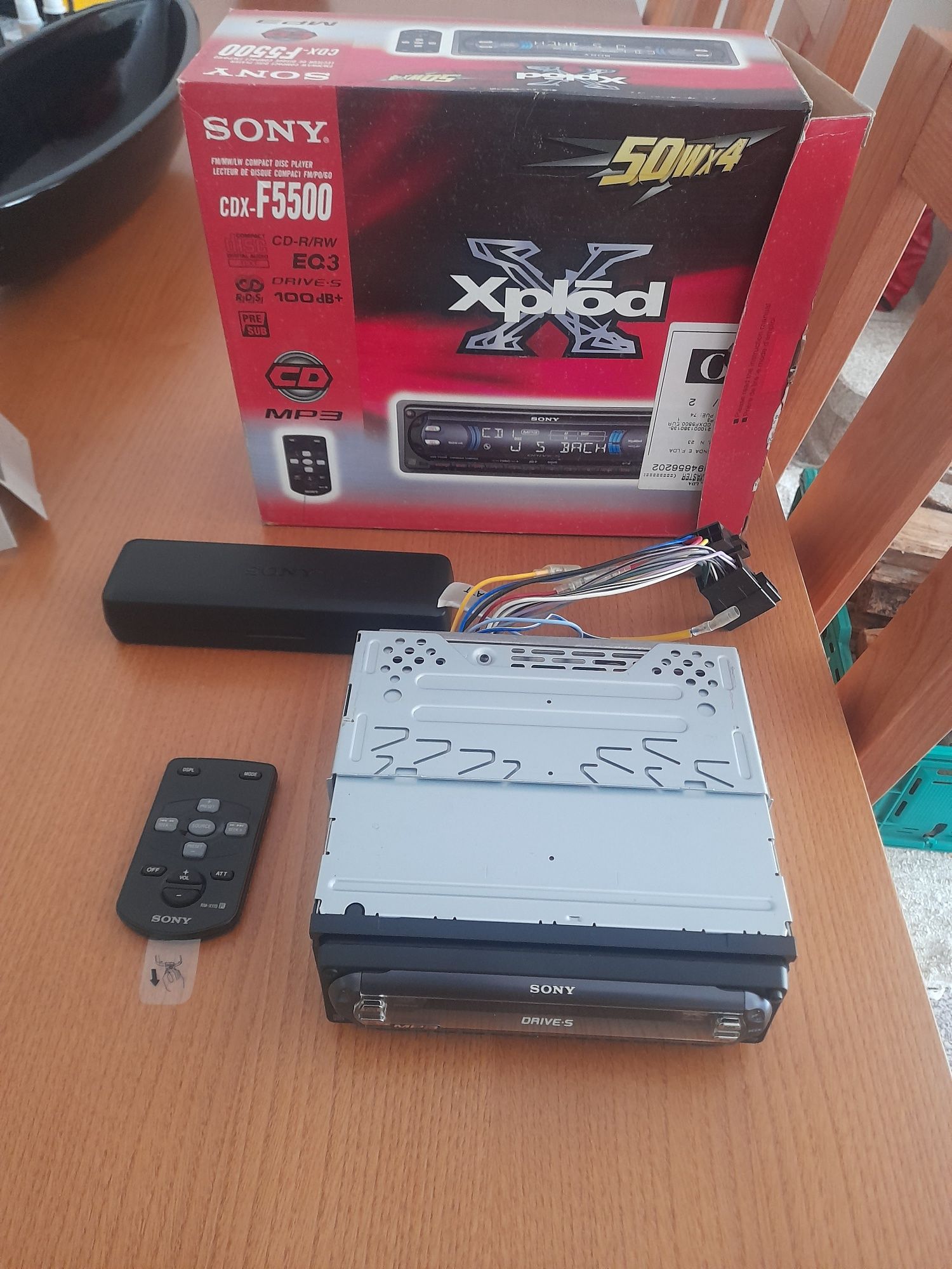 Radio uzado está  como novo  marca sony.