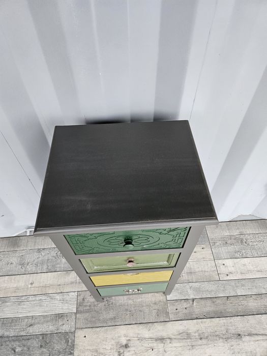 Antracytowy słupek cztery szufladki w oliwce