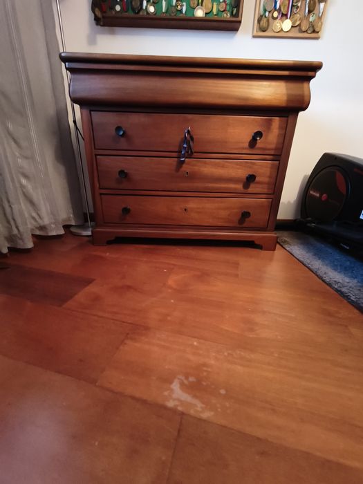 Cómoda de madeira maciça