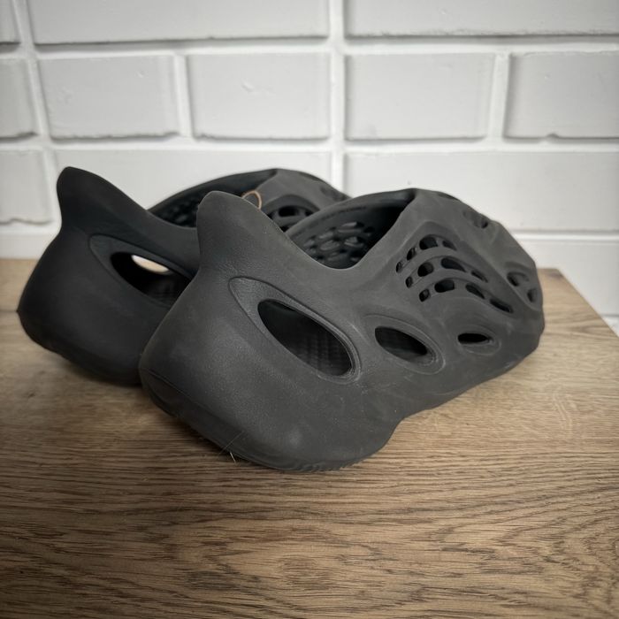 Тапочки чоловічі Adidas Yeezy Foam Runner Carbon Black
