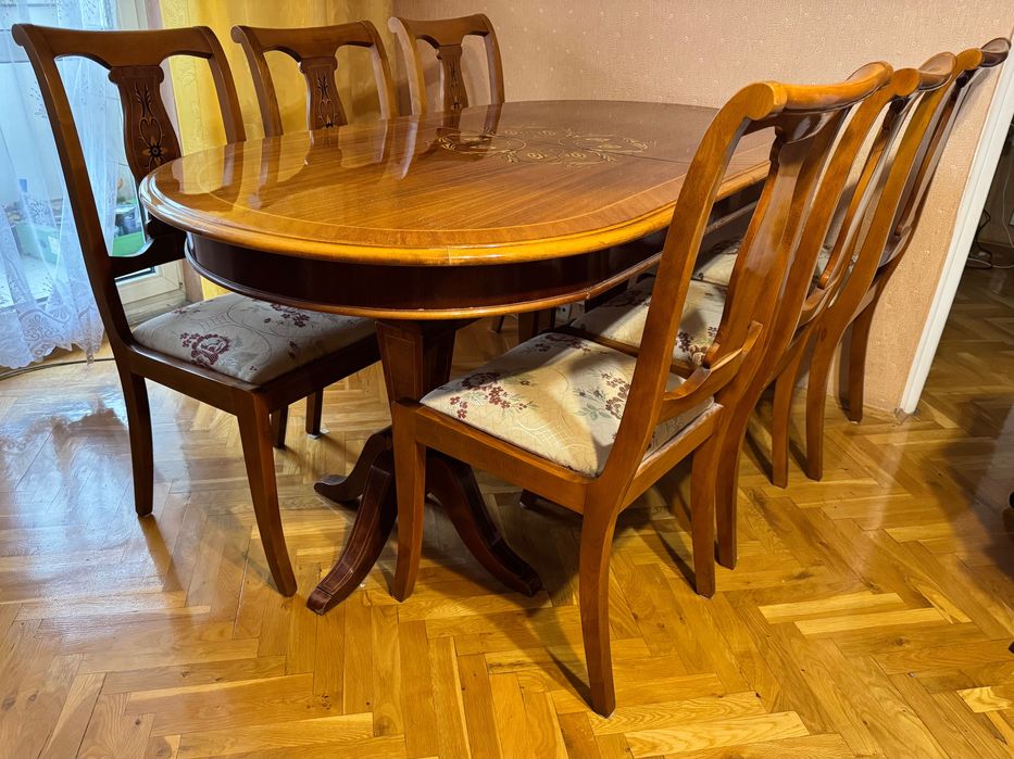 Stół z krzesłami z zestawu mebli Sheraton