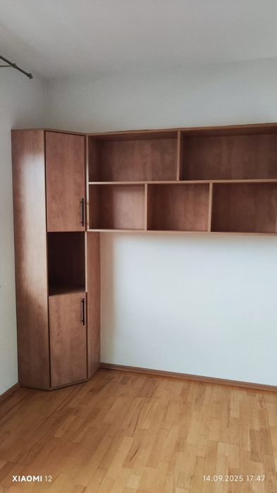 Szafka narożna z półkami