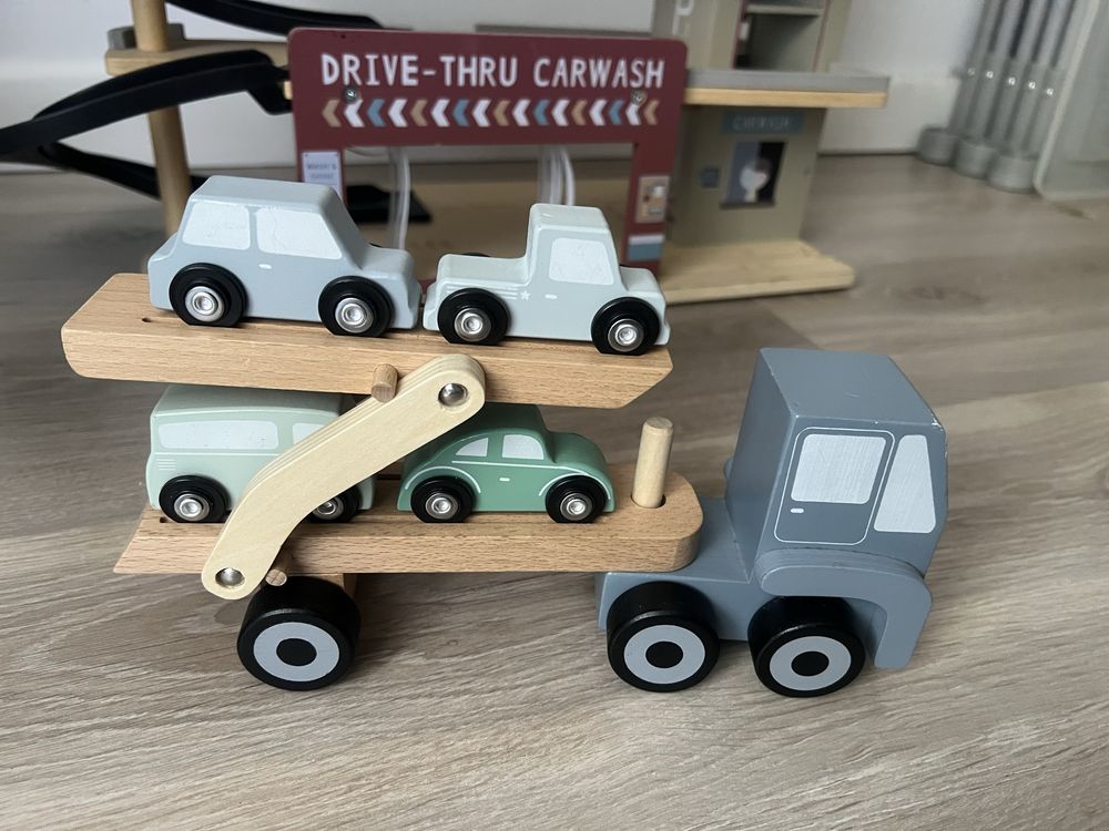 Garaż Little Dutch wraz z Lawetą i autkami