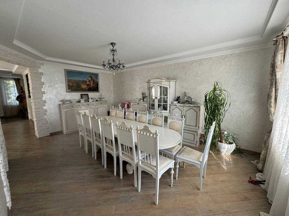 Продаж будинку з ремонтом, з подвір'ям Винники