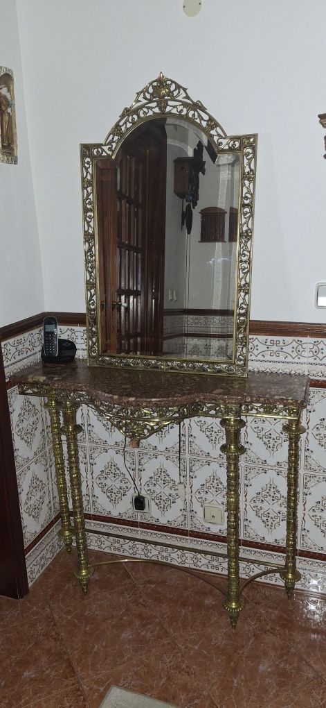 Credência em bronze, tampo em pedra mármore e espelho em bronze..