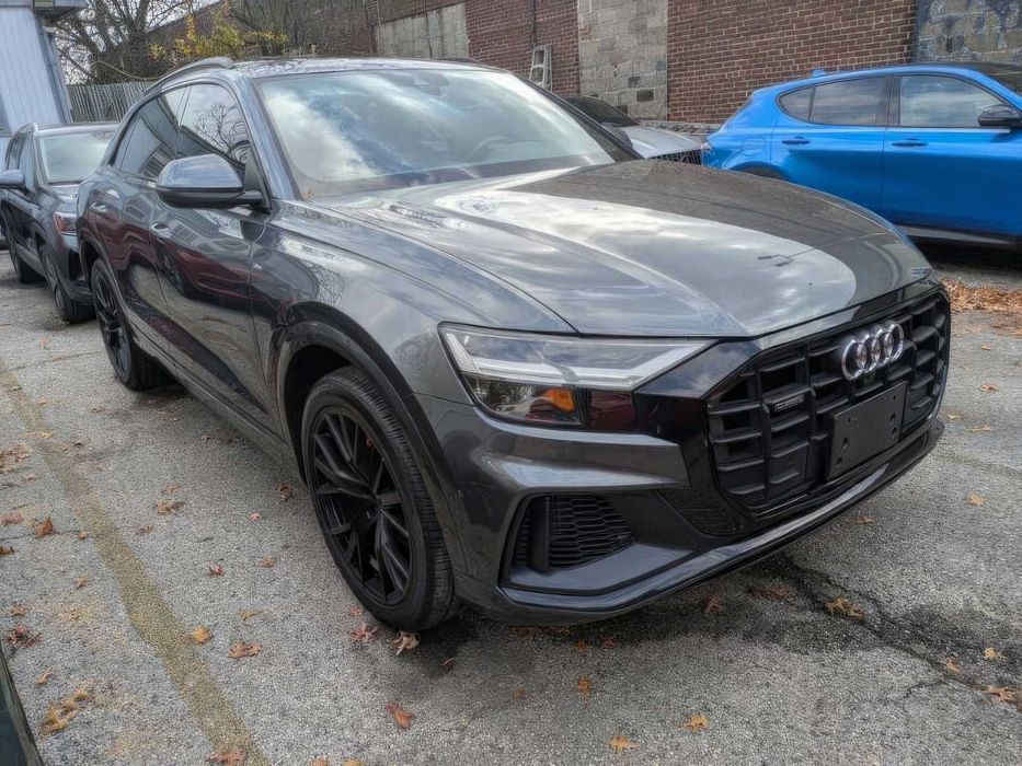 Audi Q8      2021