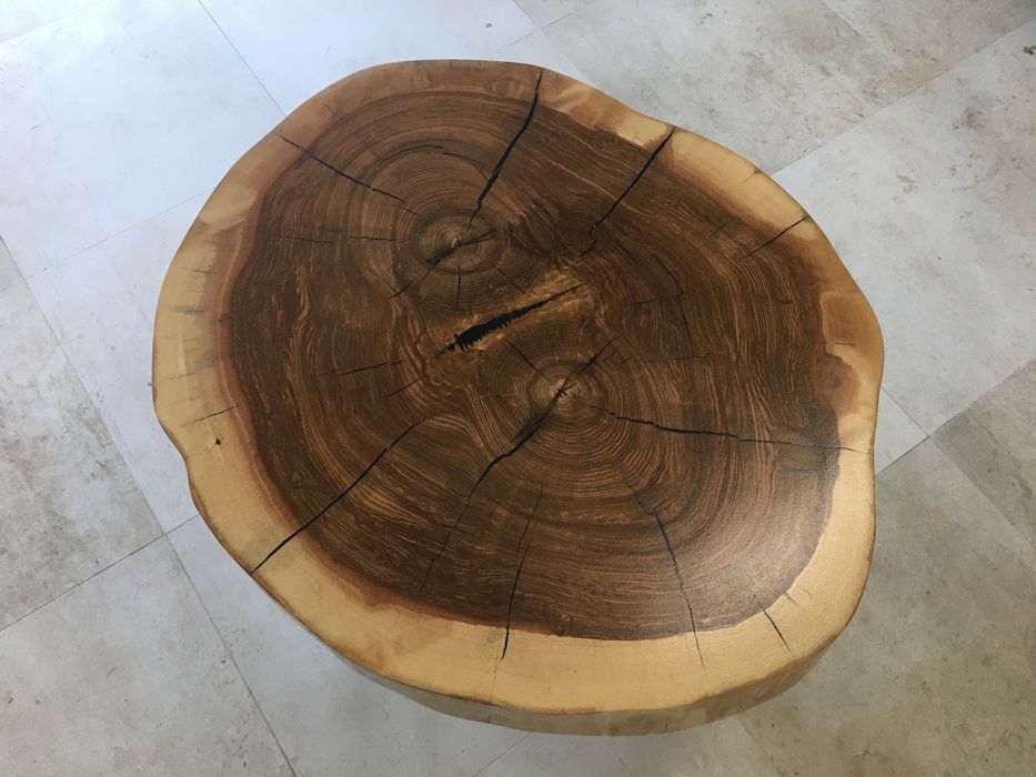 Stolik kawowy z plastra drewna jesionowego