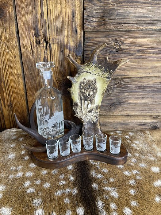 Zestaw karafka+kieliszki wyrób z poroża wilk rzeźba prezent P363