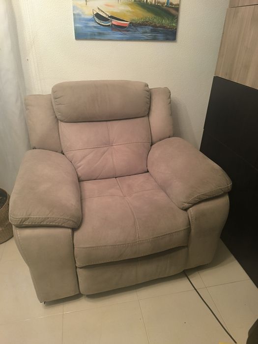 Sofá 3 + 1, bege recostáveis, em ótimo estado