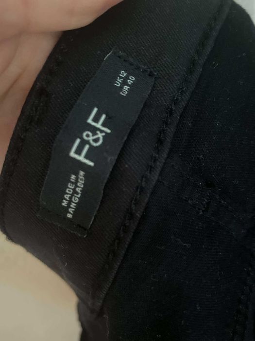 НОВІ чорні вузькі джинси на 42-48розм.