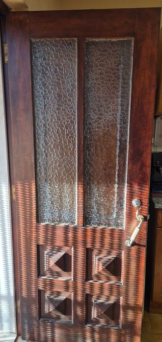 Duas portas antigas em madeira maciça, uma com vidro texturado