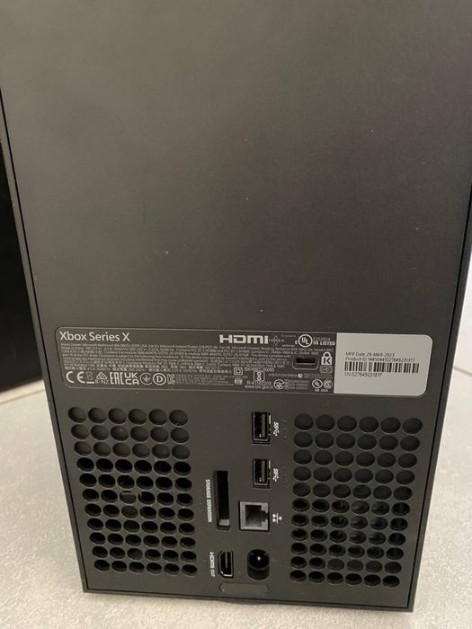 Продаю Б/У Xbox Series X в компреткі додатково ще один джойстик