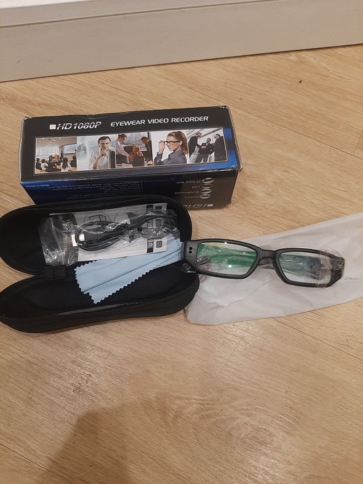 Óculos camara 
características: 
Desigh moda e popular para vestir. 
F