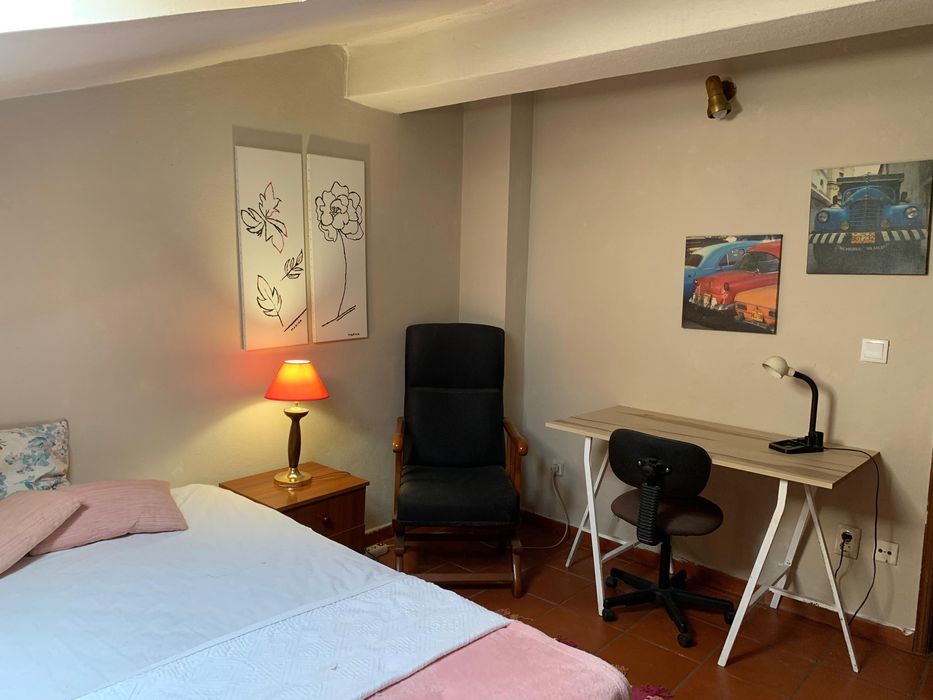 Quarto disponivel para menina estudante. Polo II e ISEC.