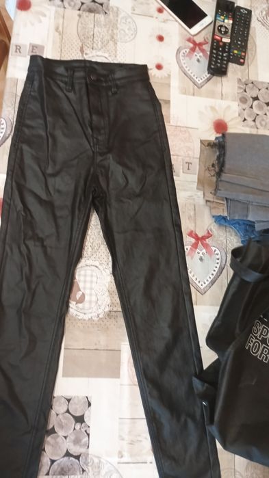 Calças em pele preto e castanhas