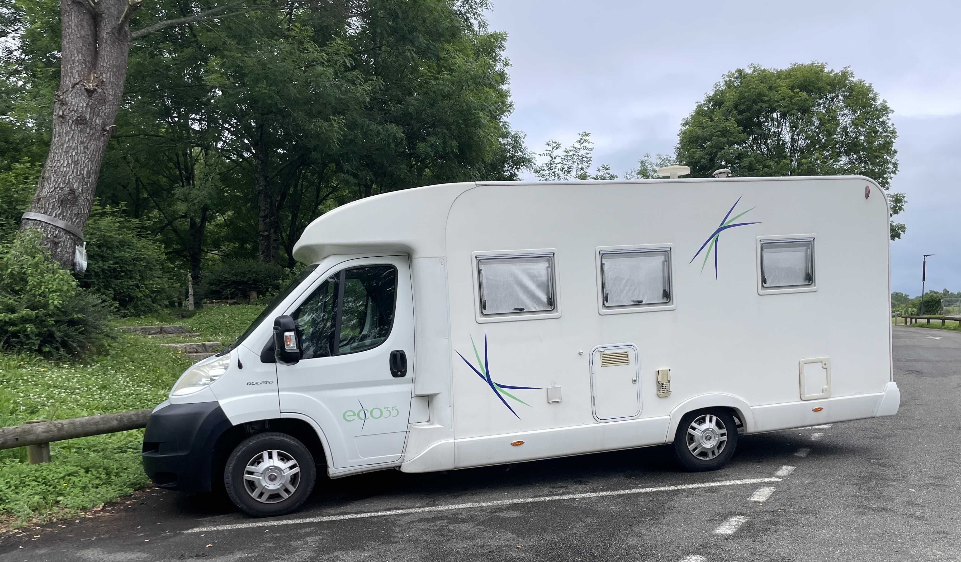 Autocaravana perfilada Moncayo / Fiat Ducato com 4 lugares