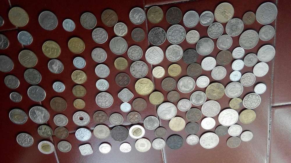 Lote de 122 moedas vários países.