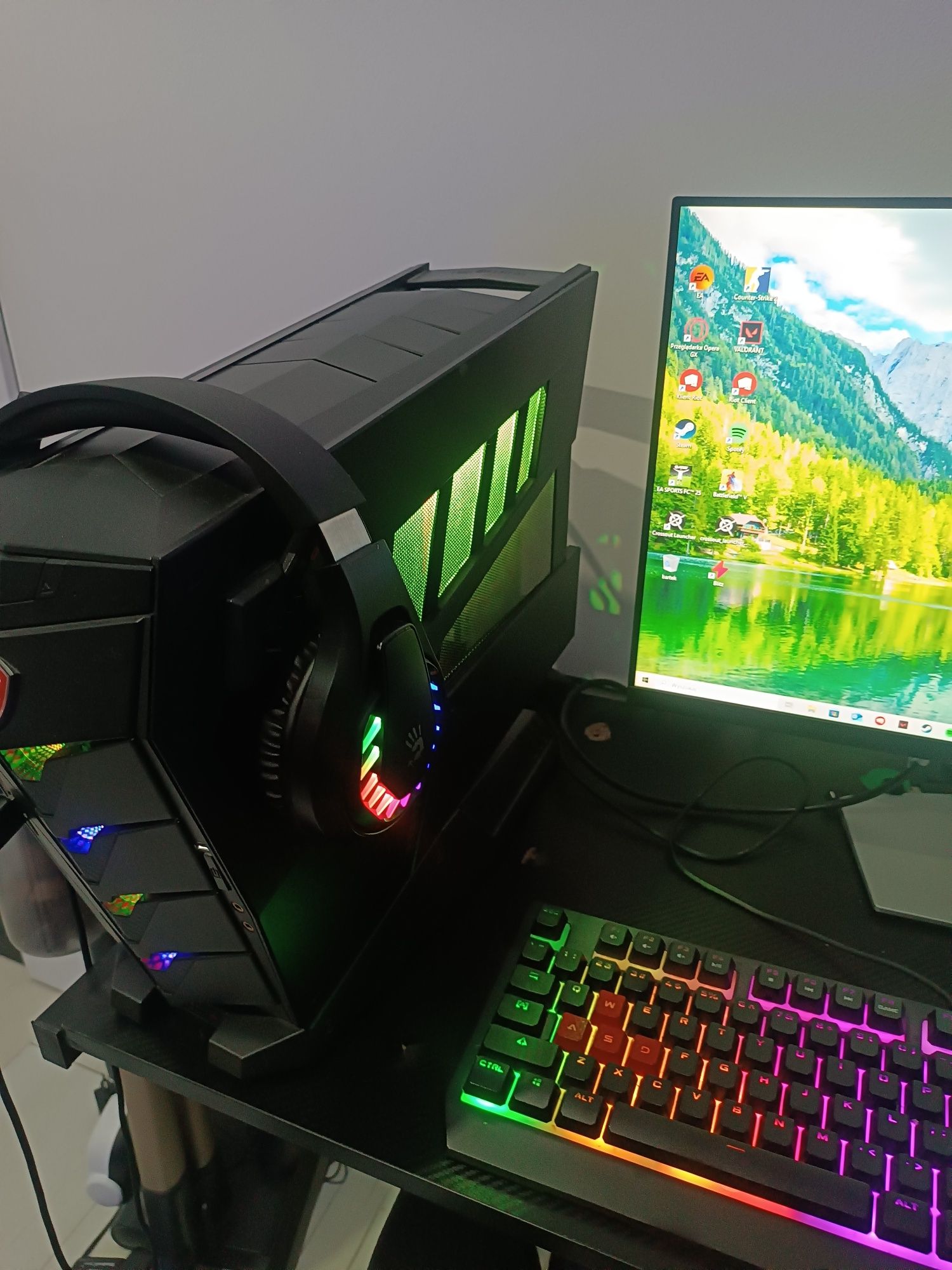 Komputer MSI + monitor, słuchawki, klawiatura, myszka