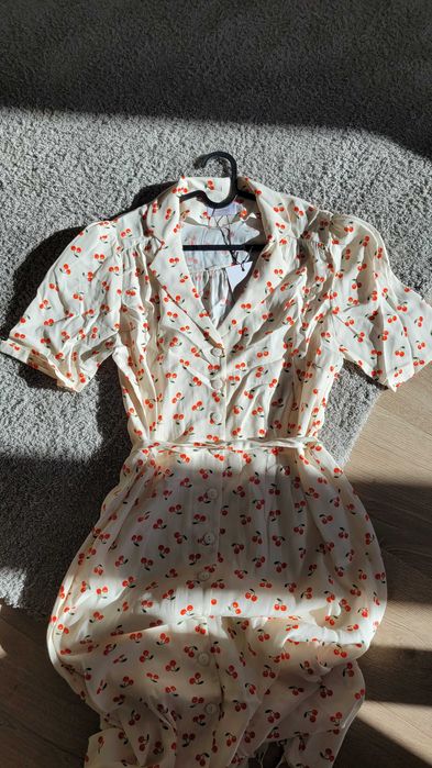 Kremowa sukienka w wisienki L madelle