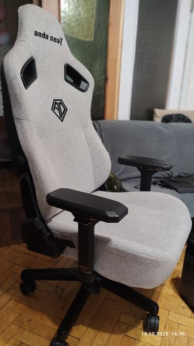 Комп'ютерне ігрове крісло AndaSeat Kaiser 3 у тканинному виконанні.