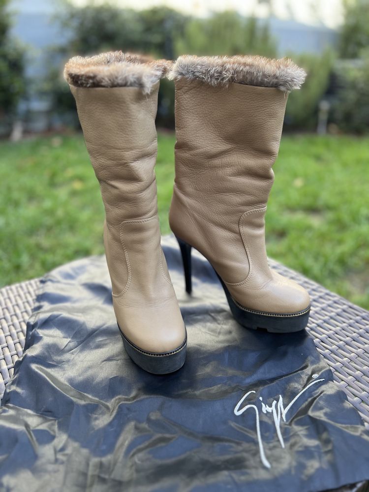 Botas Giuseppe Zanotti em pele com pêlo