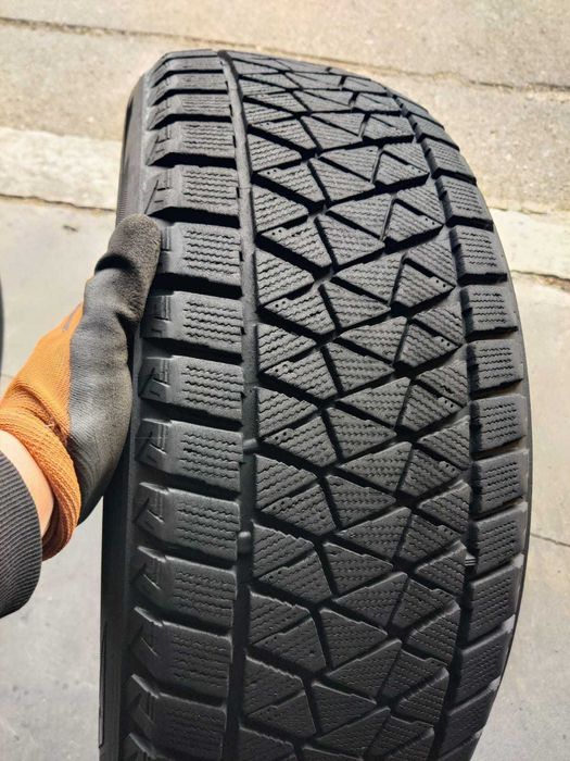 R19 235 55 шини зимові Bridgestone Blizzak DM-V2 японські липучки